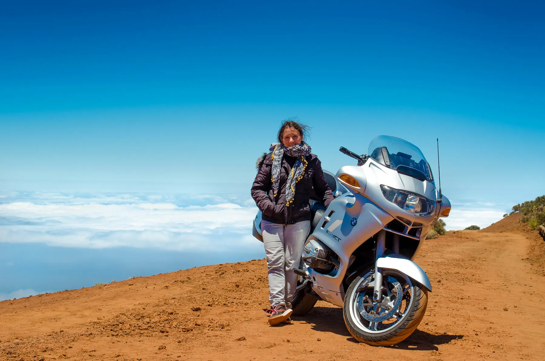 Angelines junto a una motocicleta en la montaña