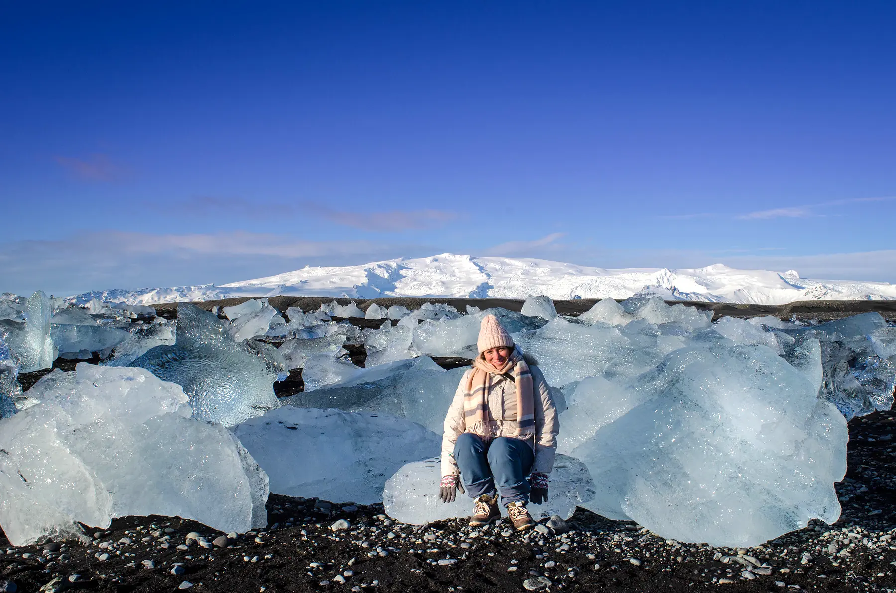 Angelines entre grandes bloques de hielo