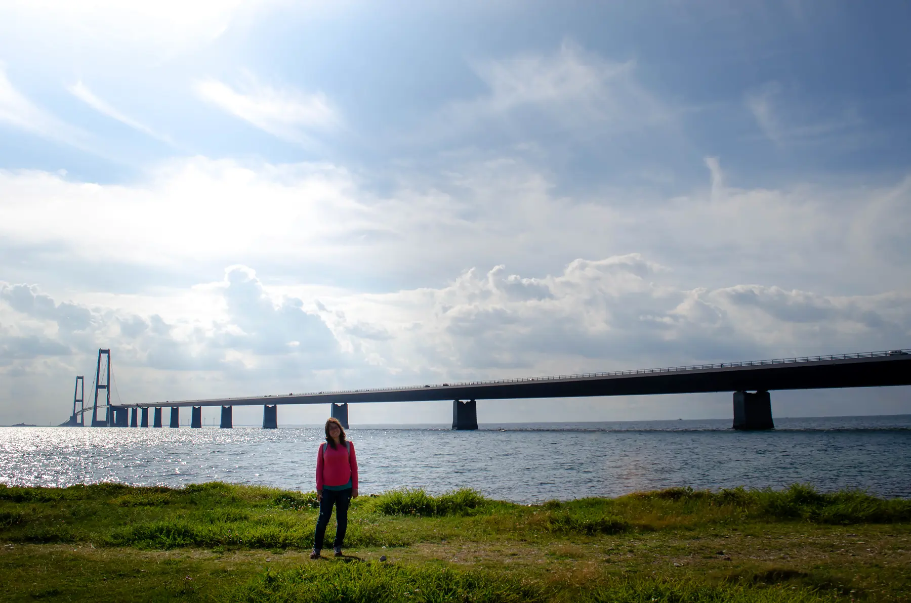 Angelines junto al mar y un gran puente