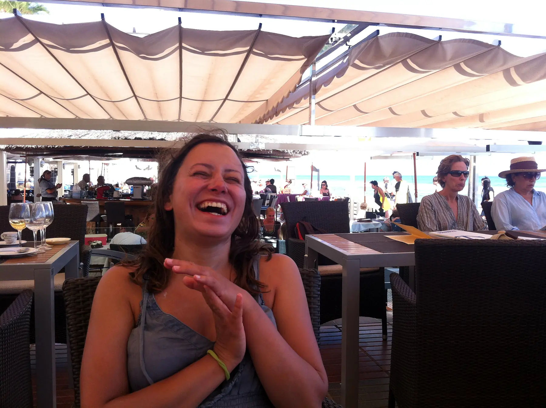 Angelines riendo en una terraza