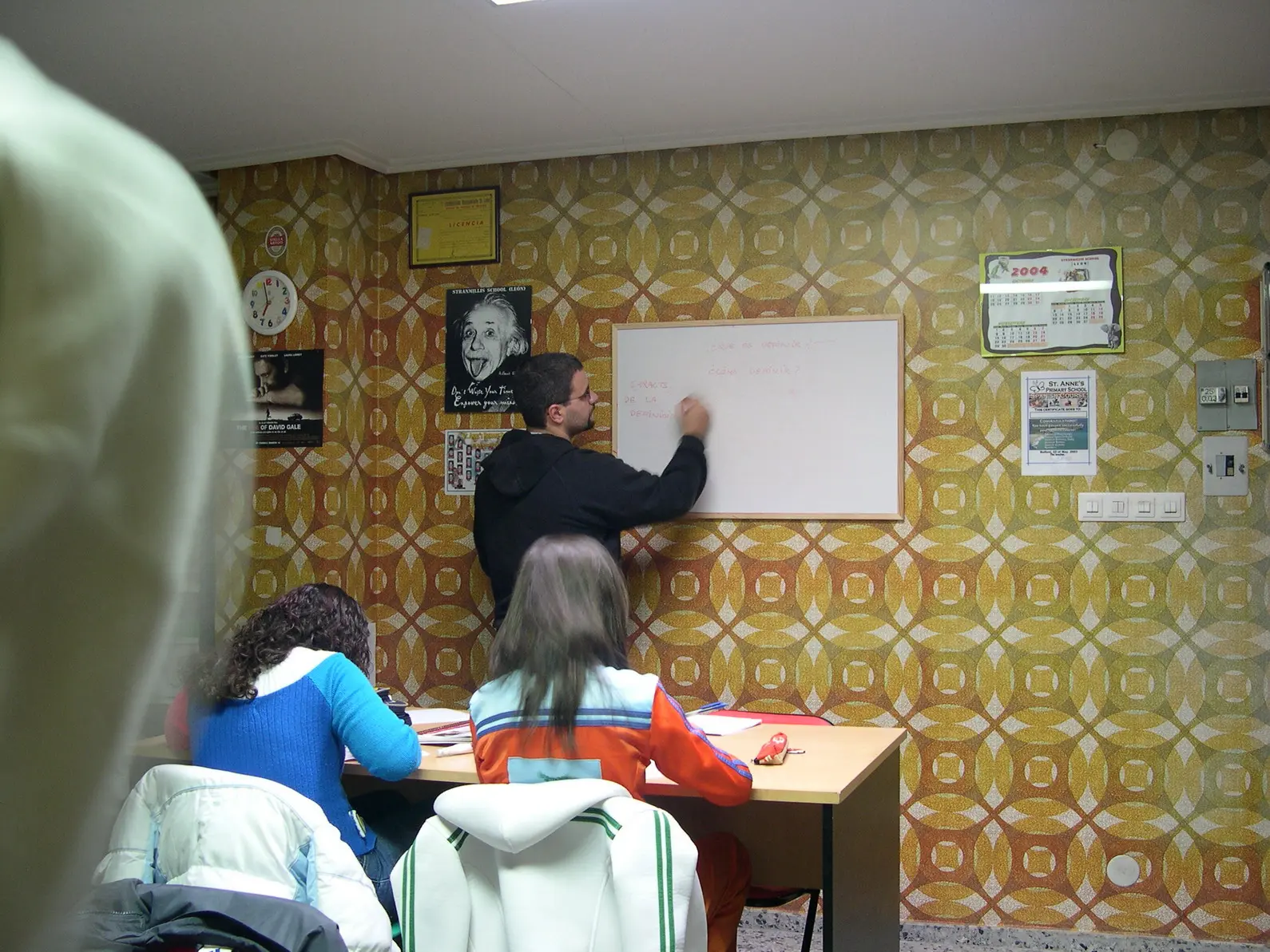 Manuel impartiendo una clase