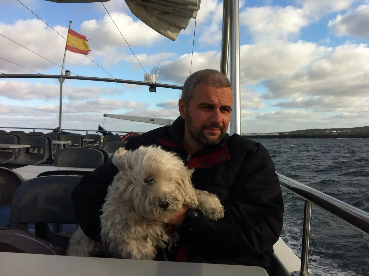 Manuel acompañado de un perro durante una travesía