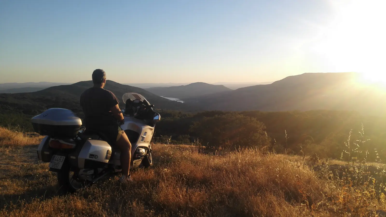 Manuel en motocicleta al atardecer