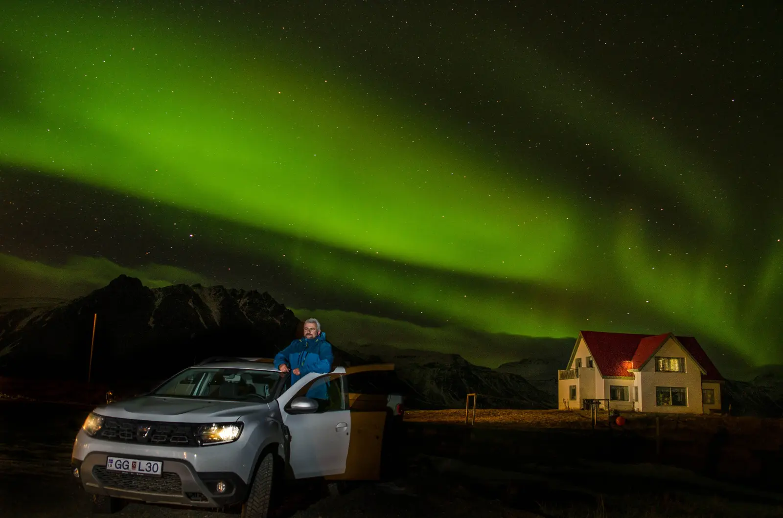 Manuel contemplando una aurora boreal