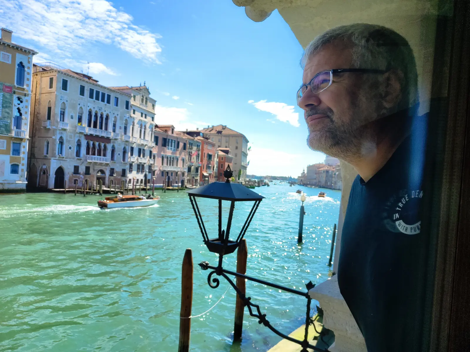 Manuel junto a un canal durante un viaje