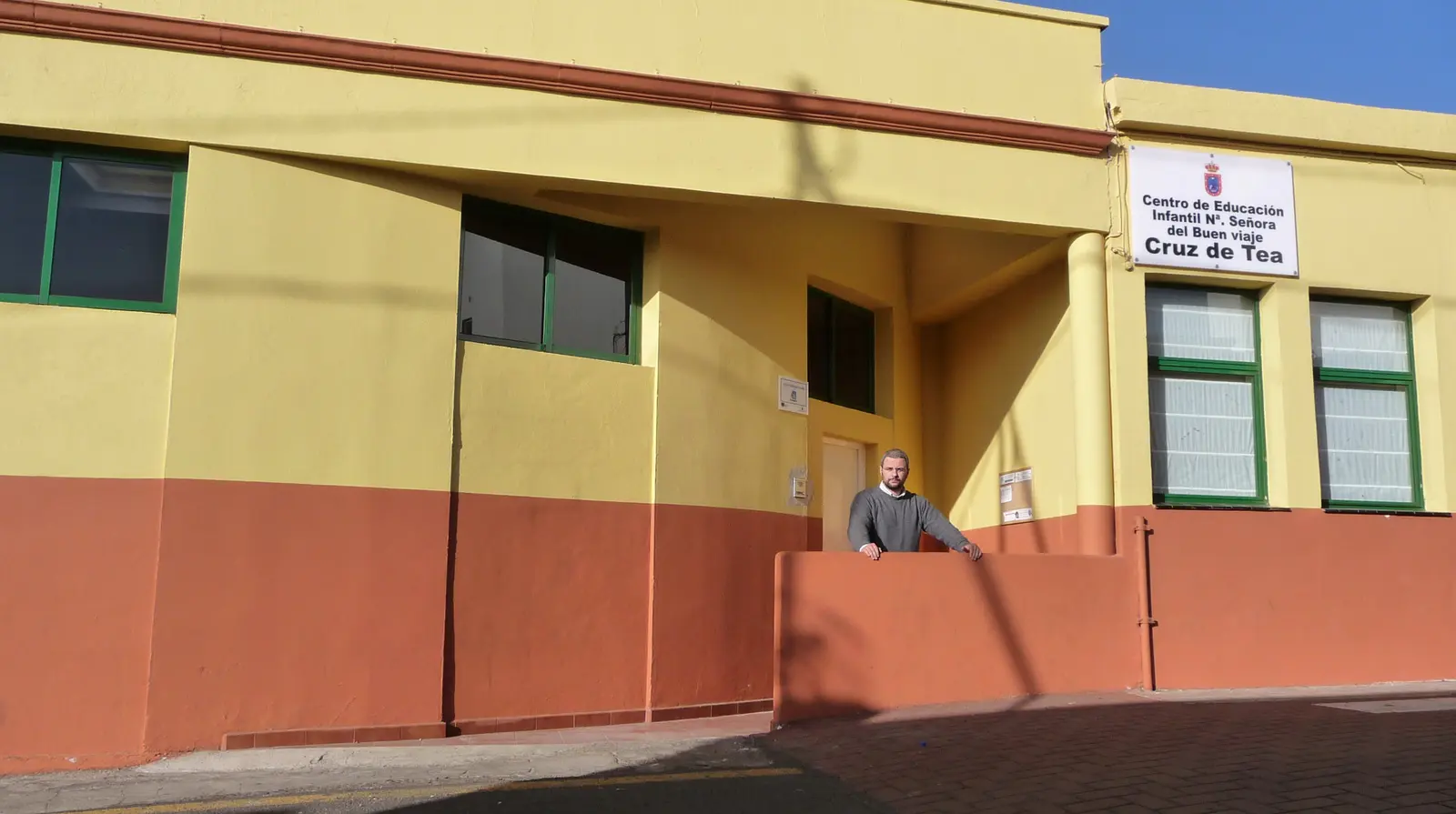 Manuel ante un centro educativo