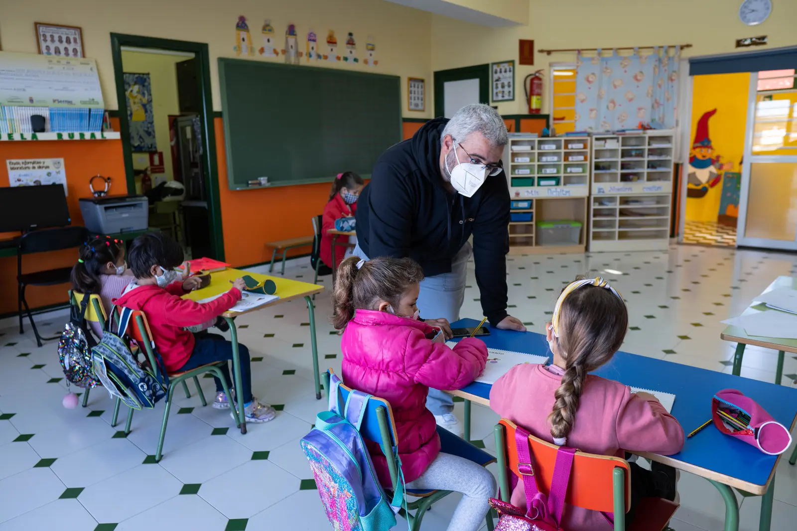 Manuel acompañando a sus alumnos en el aula