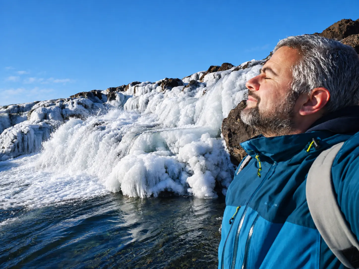 Manuel A. Llamazares junto a una cascada helada
